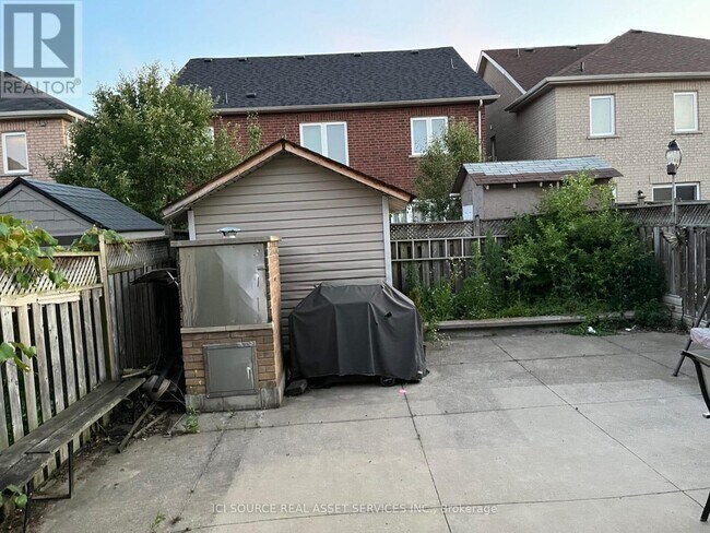 40 Treasure Dr in Brampton, ON - Building Photo - Building Photo