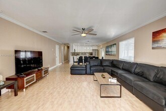 825 Harrison St in Hollywood, FL - Building Photo - Building Photo