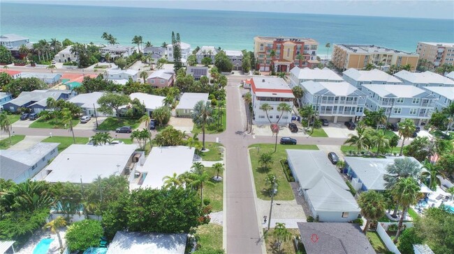104 163rd Ave in Redington Beach, FL - Foto de edificio - Building Photo