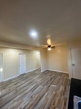 1129 E 103rd St in Los Angeles, CA - Foto de edificio - Building Photo