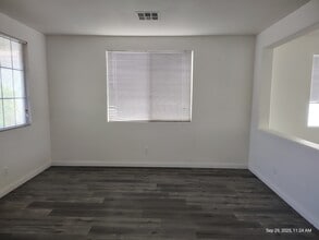 5526 Cresent Valley St in Las Vegas, NV - Foto de edificio - Building Photo