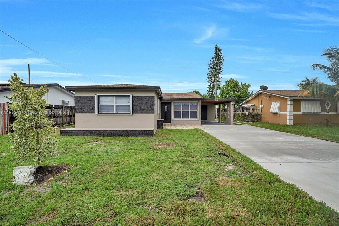 7762 Plantation Blvd in Miramar, FL - Building Photo