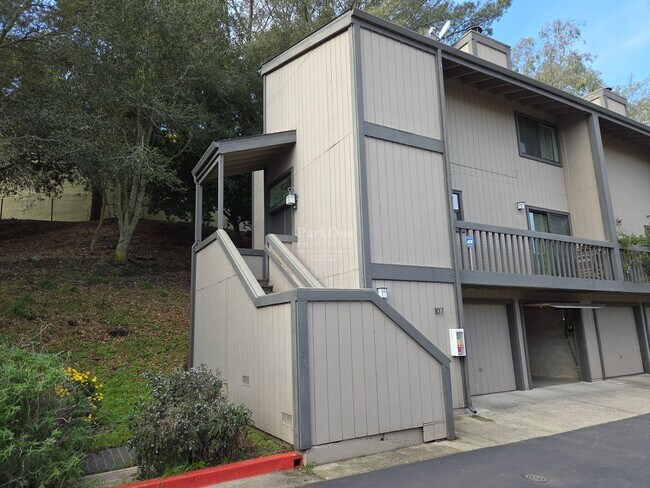 107 Vista Heights Rd in El Cerrito, CA - Building Photo - Building Photo