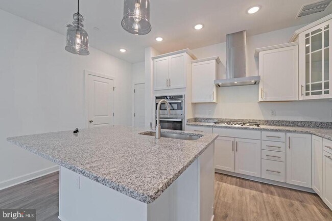 14320 Yesler Ave in Chantilly, VA - Building Photo - Building Photo
