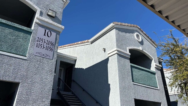 6955 N Durango Dr in Las Vegas, NV - Building Photo - Building Photo