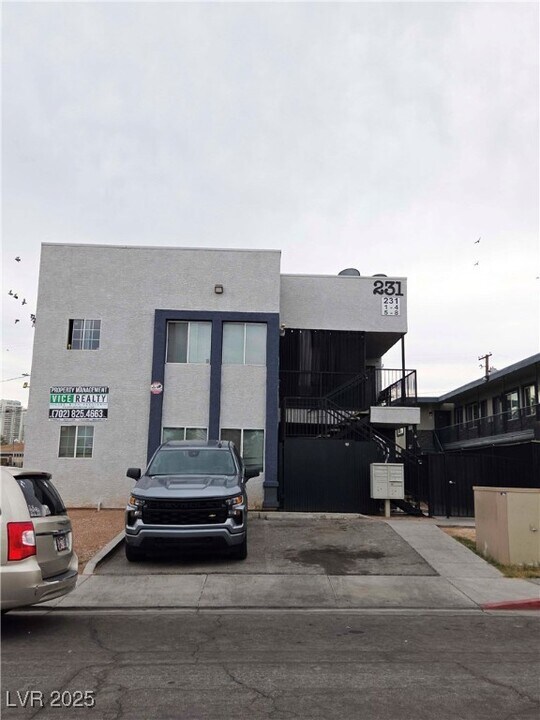 231 W Philadelphia Ave in Las Vegas, NV - Building Photo