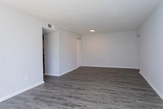 New Irving Heights in Greensboro, NC - Foto de edificio - Interior Photo