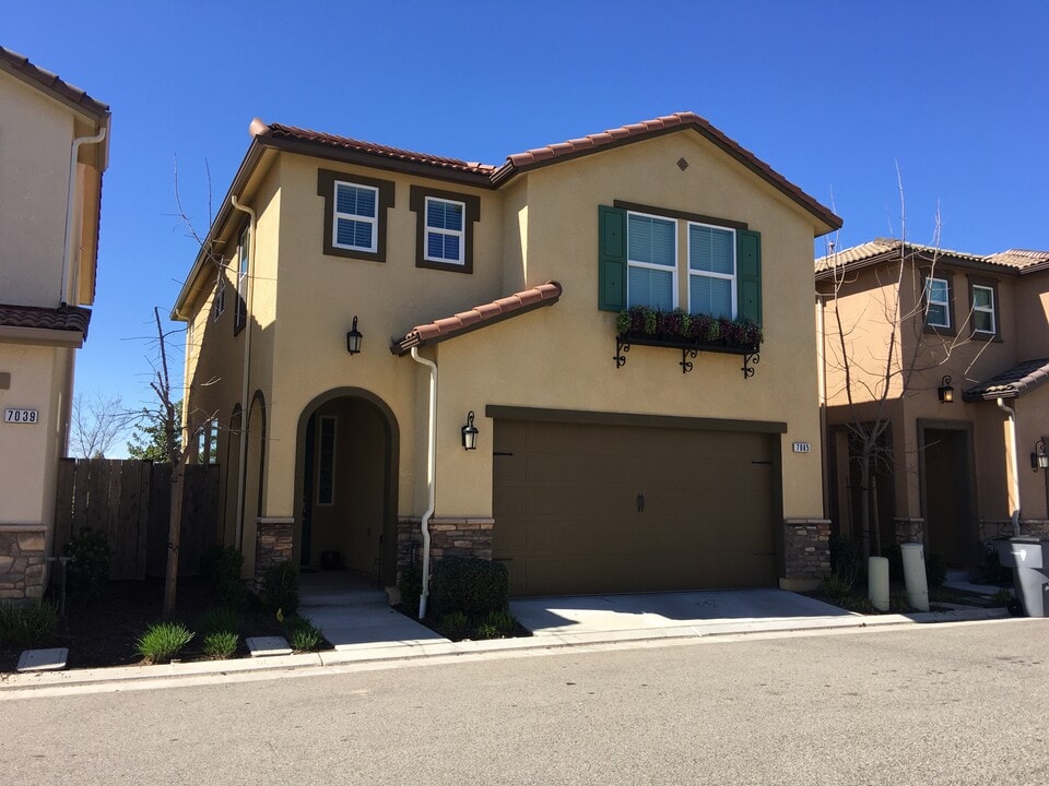 7045 N Harmony Dr in Fresno, CA - Foto de edificio