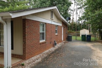 7104 Lake Dr in Matthews, NC - Building Photo - Building Photo