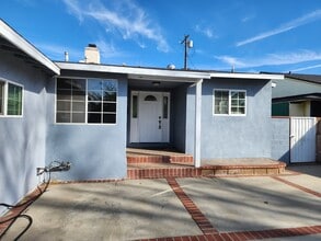 12549 Barbara Ann St in North Hollywood, CA - Foto de edificio - Building Photo