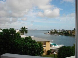 7933 West Dr in North Bay Village, FL - Building Photo