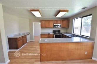 1066 Eleanor Ln in Manteca, CA - Foto de edificio - Building Photo