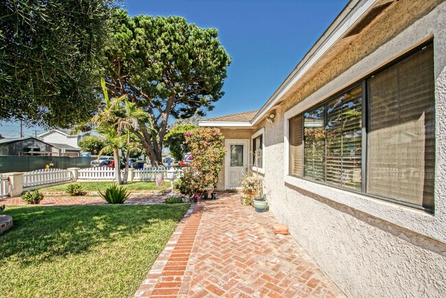 2812 Perkins Ln in Redondo Beach, CA - Building Photo - Building Photo