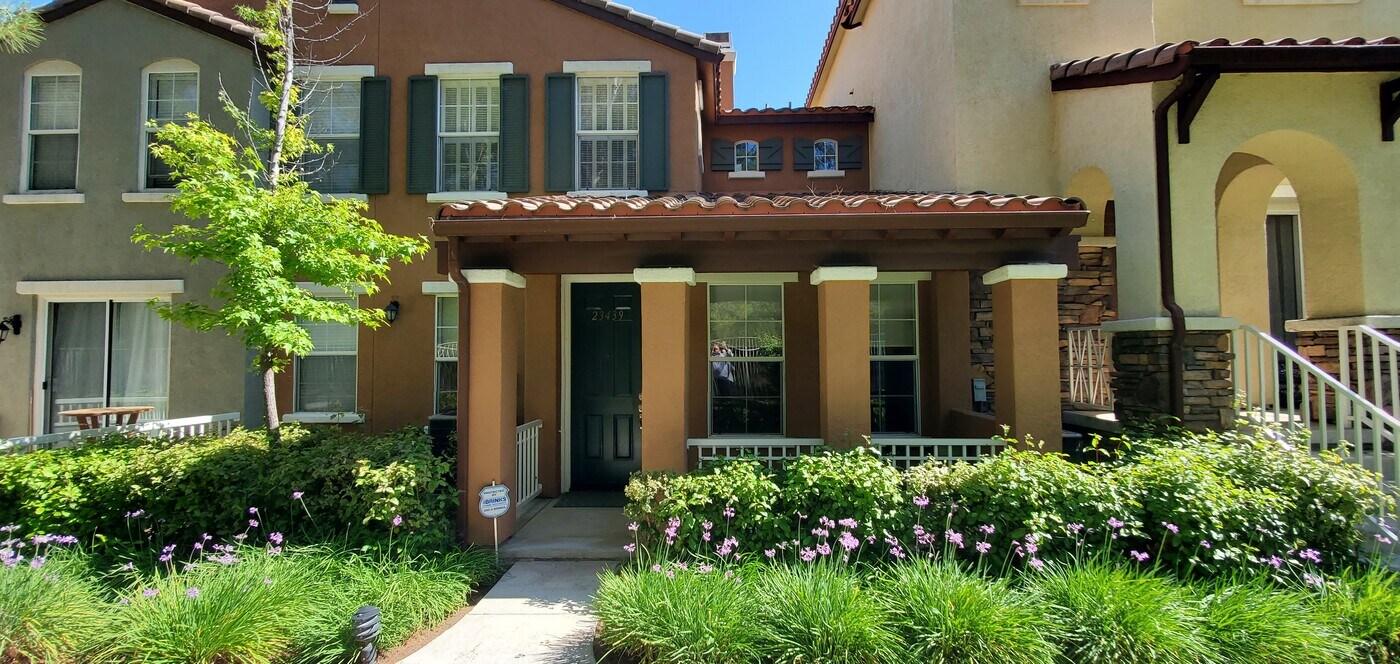 23439 Abbey Glen Pl in Santa Clarita, CA - Building Photo