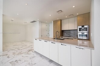 15701 Collins Ave in North Miami Beach, FL - Building Photo - Building Photo