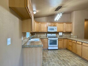 1645 Diamond St in Anderson, CA - Building Photo - Building Photo