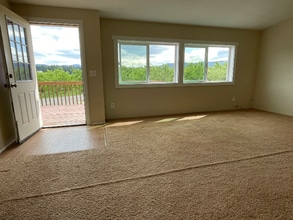 3760 Blackburn Dr in Hood River, OR - Building Photo - Building Photo