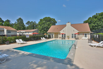 Whispering Pines in Columbia, SC - Foto de edificio - Building Photo