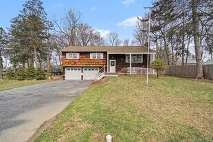 10 Cedar Ln in Cornwall, NY - Building Photo