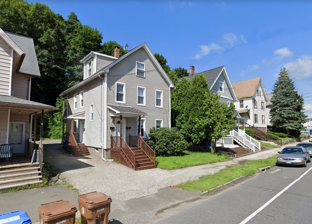 298 Howe Ave in Shelton, CT - Building Photo
