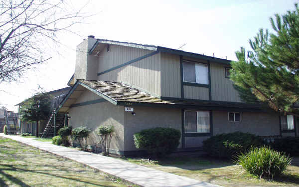 381-413 W Carob Ave in Reedley, CA - Building Photo