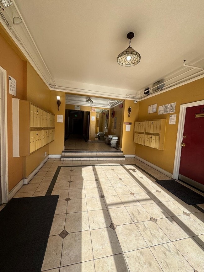 901 S Kingsley Dr, Unit 307 in Los Angeles, CA - Foto de edificio - Building Photo