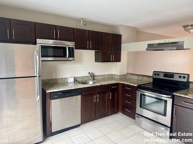 149 Beacon St, Unit #B3 in Boston, MA - Building Photo - Building Photo