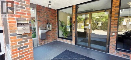 3905 Riverside Dr E in Windsor, ON - Foto de edificio - Building Photo