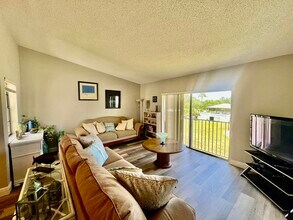 3209 S Lakeview Cir in Fort Pierce, FL - Building Photo - Building Photo