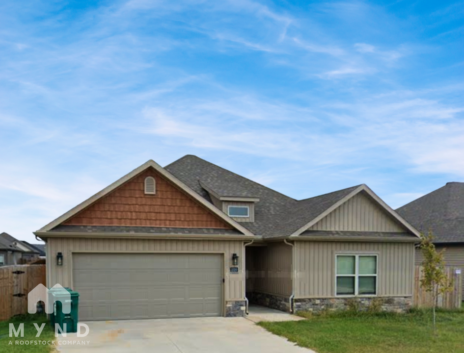 1020 Pebble Pass in Centerton, AR - Building Photo