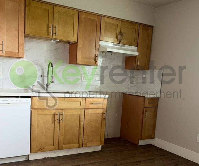5720 Falconer Way in Sacramento, CA - Building Photo - Building Photo