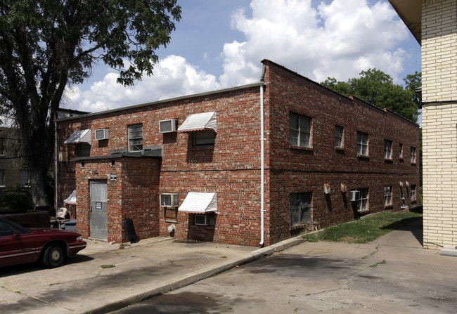 Quincy Plaza in Tulsa, OK - Building Photo - Building Photo