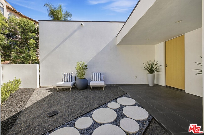 6390 Quebec Dr in Los Angeles, CA - Building Photo - Building Photo