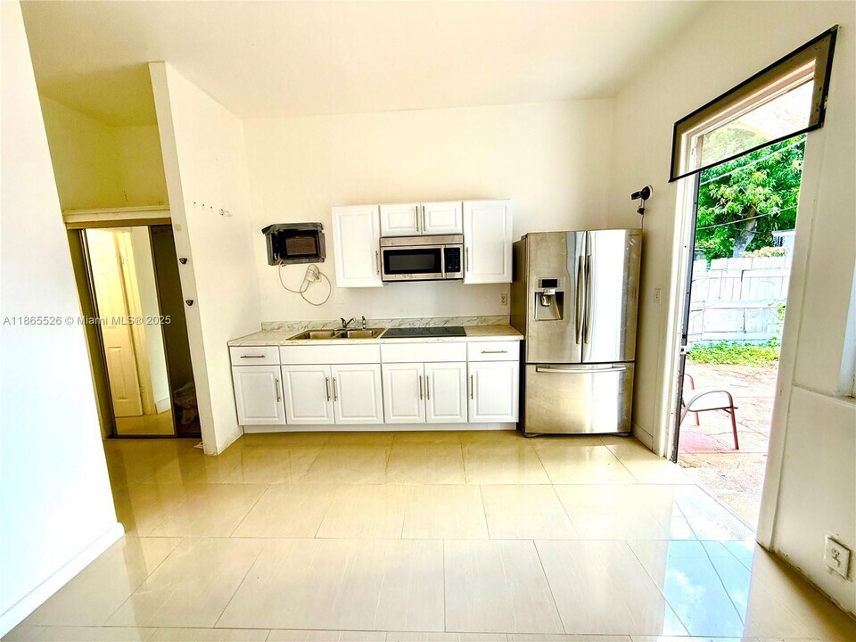2516 Cleveland St in Hollywood, FL - Building Photo
