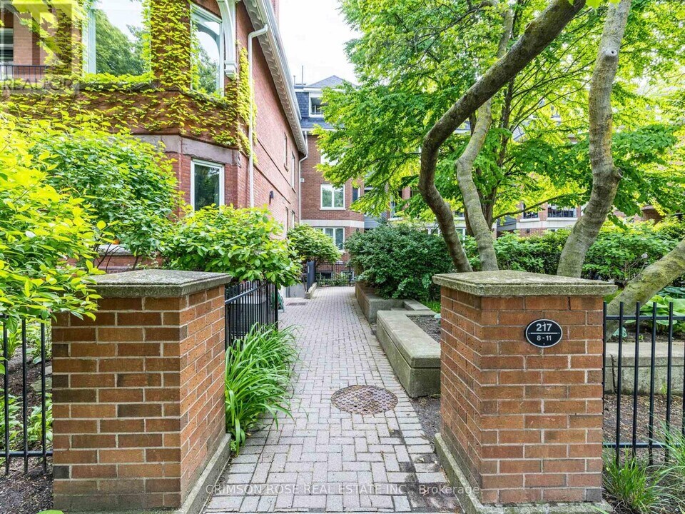 217 St George St in Toronto, ON - Building Photo
