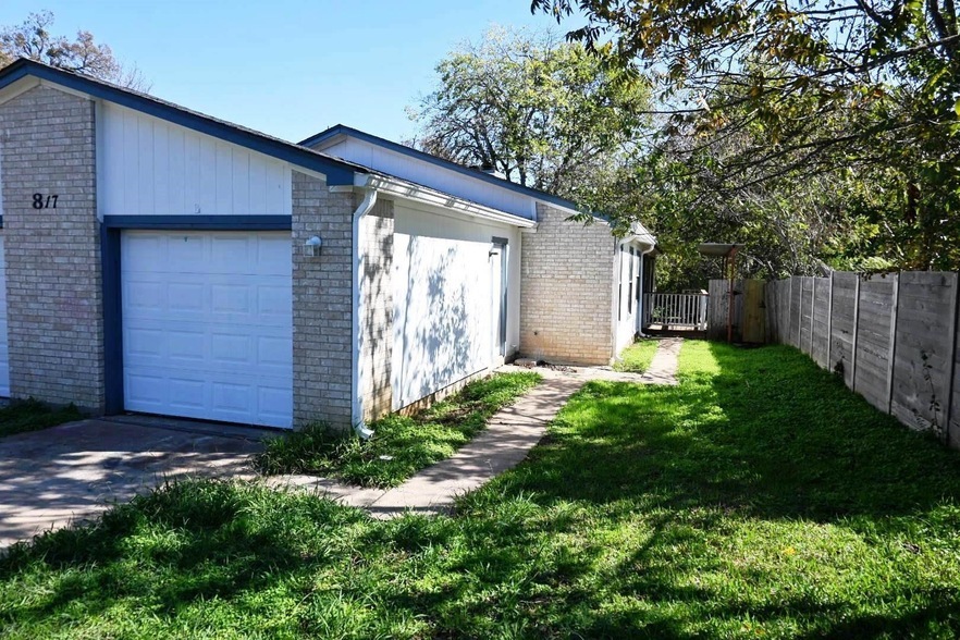 817 Lloyd Ln in Elgin, TX - Building Photo