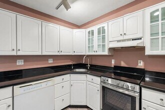 10 Hammond Pond Pkwy in Newton, MA - Building Photo - Building Photo