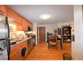 88 Charles St-Unit -5 in Waltham, MA - Foto de edificio - Building Photo