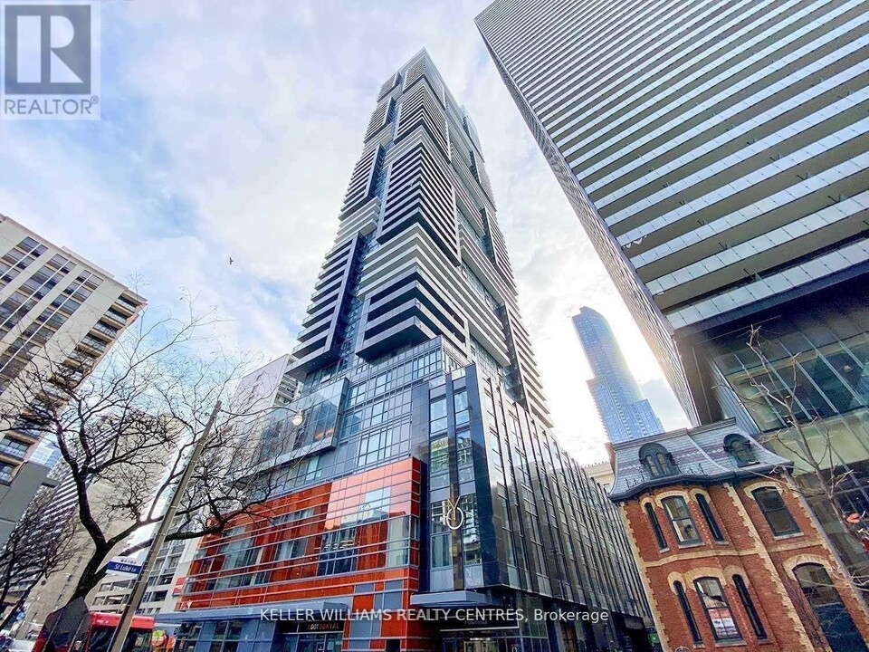 7-607 Grenville St in Toronto, ON - Building Photo