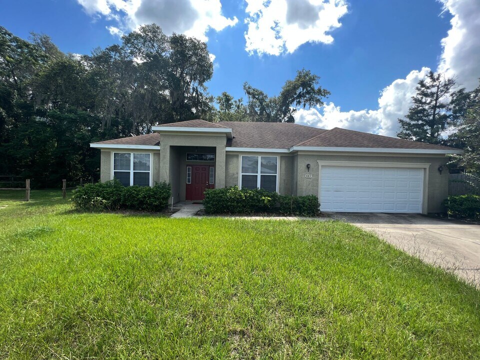447 Cierra Oaks Cir in Lady Lake, FL - Building Photo