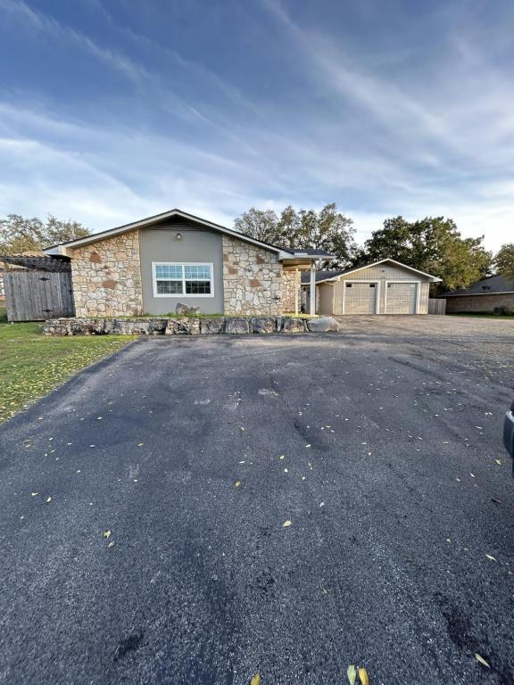 property at 3105 Vista Ln