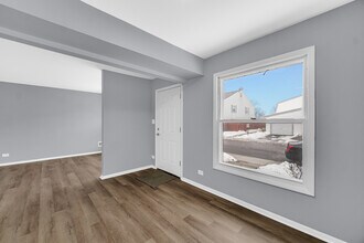1793 Queensbury Cir in Hoffman Estates, IL - Building Photo - Building Photo