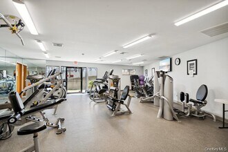 124 Foxwood Dr in Jericho, NY - Building Photo - Building Photo