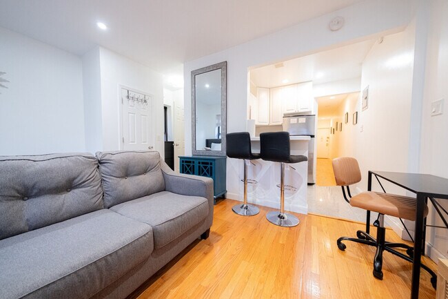 317 E 75th St in New York, NY - Building Photo - Building Photo