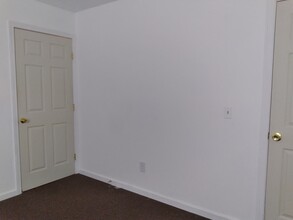 28 Wedgewood Cir, Unit #1 in Springfield, MA - Foto de edificio - Building Photo