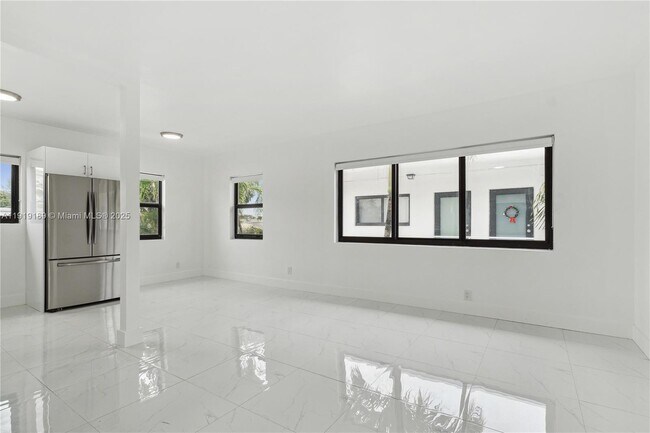 8010 Crespi Blvd in Miami Beach, FL - Building Photo - Building Photo