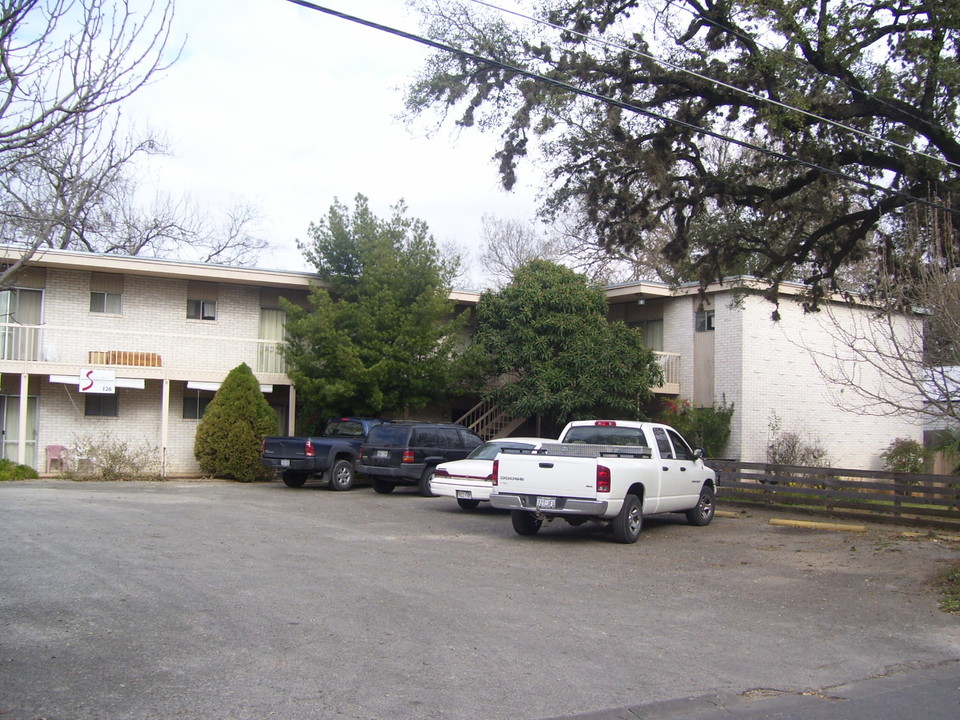 126 Scott St in San Marcos, TX - Foto de edificio