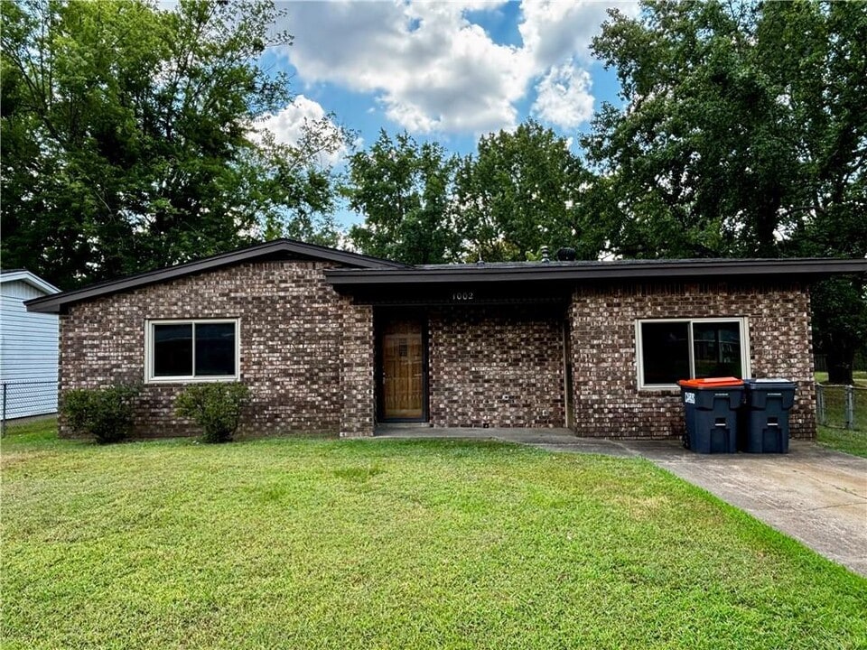 1002 E F St in Russellville, AR - Building Photo