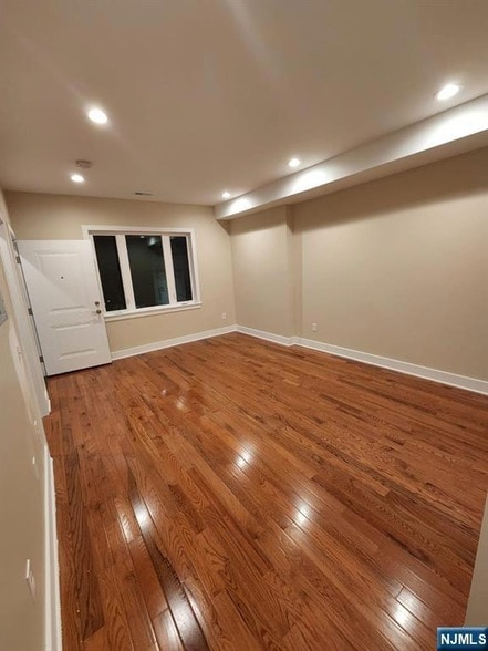 229 E 24th St in Paterson, NJ - Foto de edificio - Building Photo