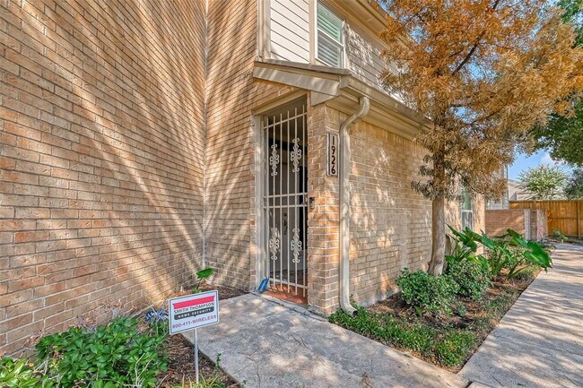 1926 Augusta Dr in Houston, TX - Building Photo - Building Photo